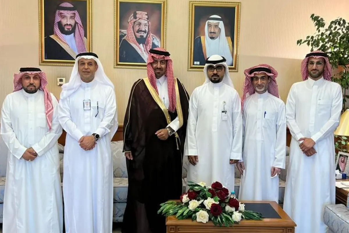 محافظ القطيف يطلع على برامج وأنشطة «مضر الخيرية»