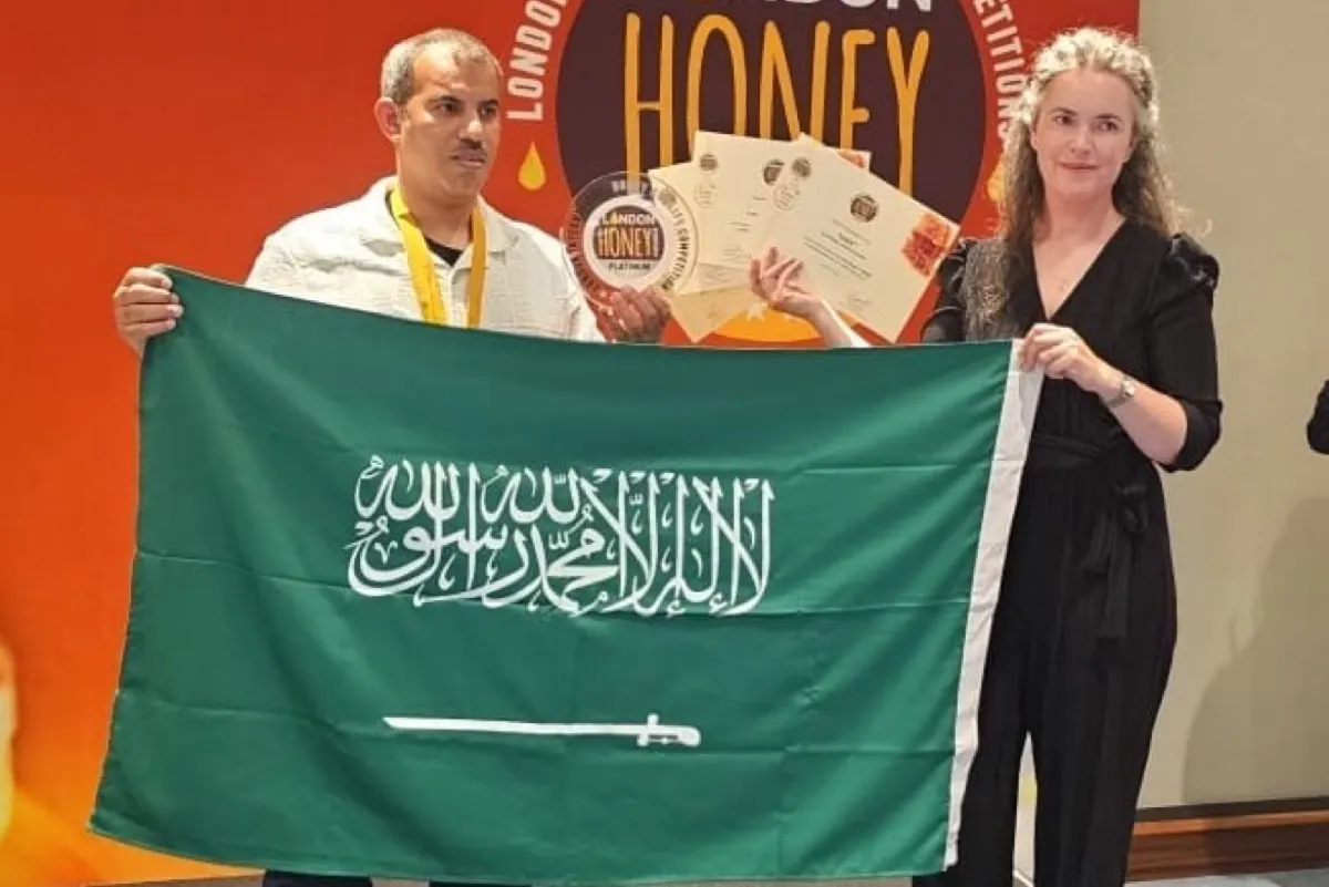 النحال خالد الأبيض ”الأول“ عالمياً في مسابقة جودة العسل بلندن