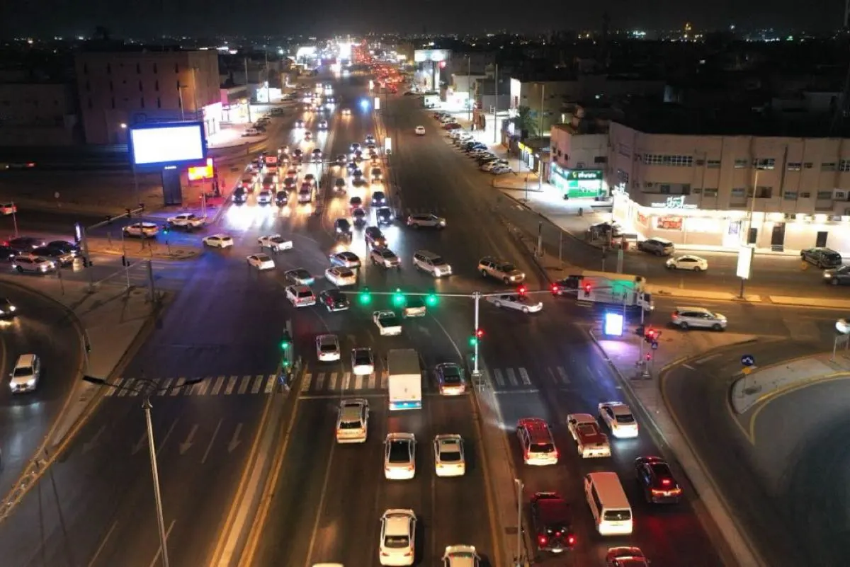 3 أطوار لتشغيل إشارات تقاطع «طريق الملك عبدالله - العقير»