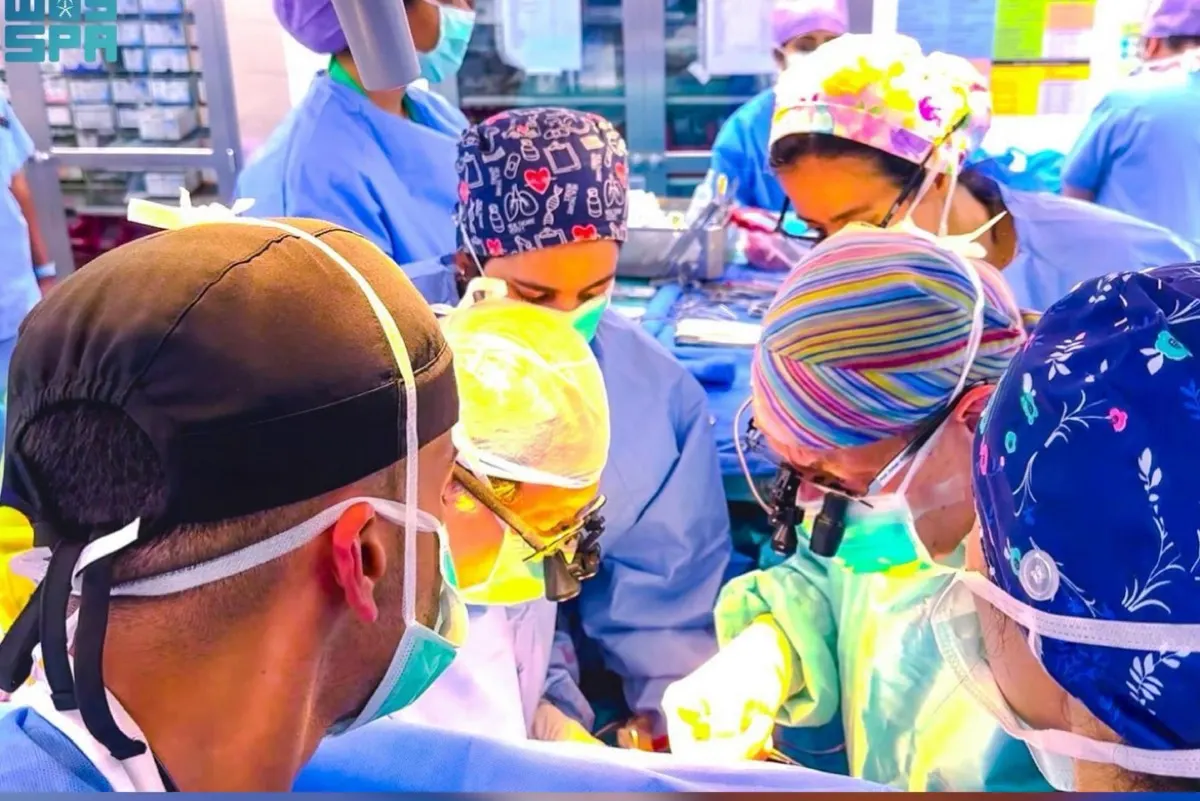 ”التخصصي“ ينجح في نقل 3 قلوب من أبوظبي وجدة والرياض وزراعتها لمرضى في أقل من 24 ساعة