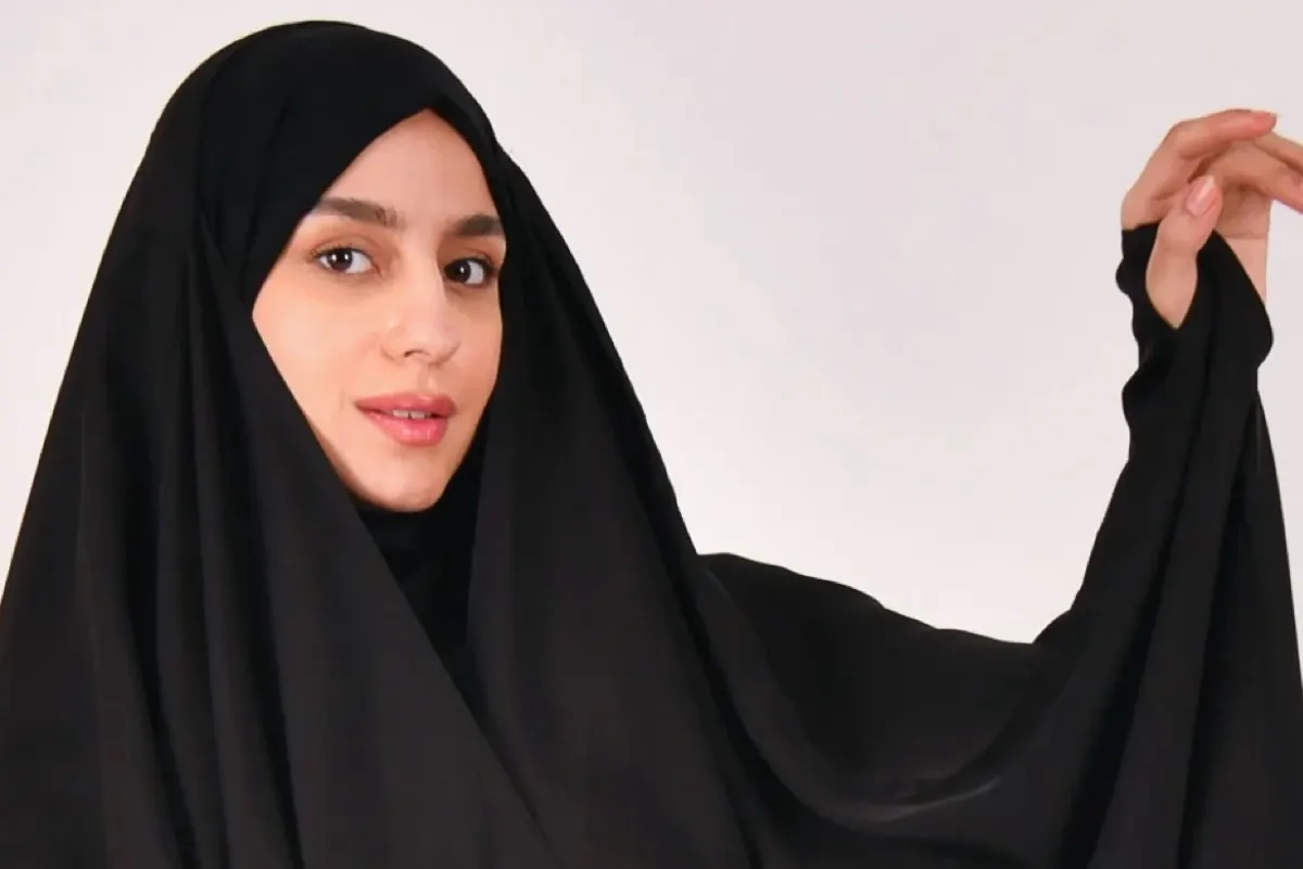 عودة ”عباءة الرأس“ في القطيف.. موضة أم رمزية دينية؟