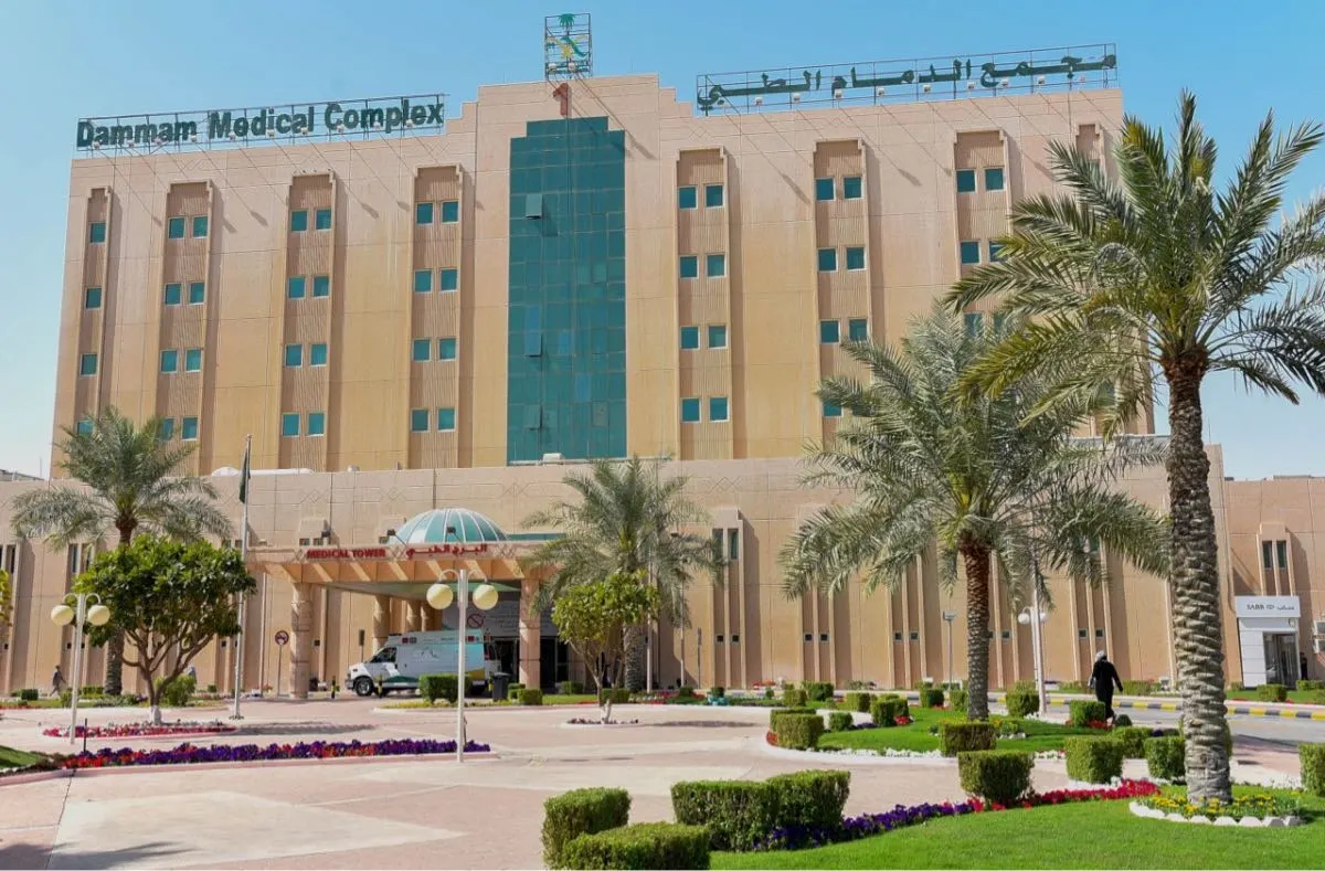 استبدال مفصل يريح «عماني» من آلام الورك المزمنة في «الدمام الطبي»