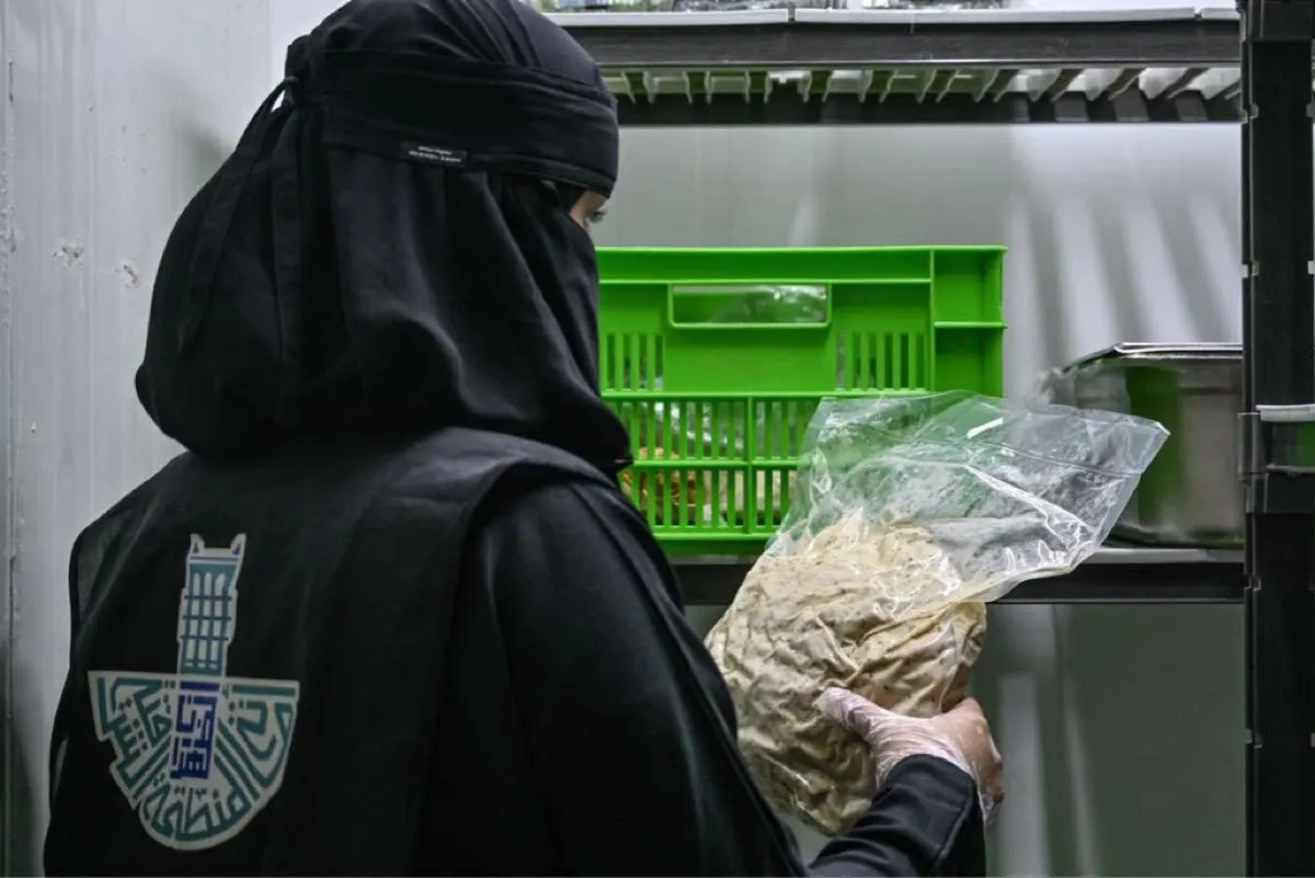 ضبط منشأة تبيع لحوماً ودواجن منتهية الصلاحية بالهفوف