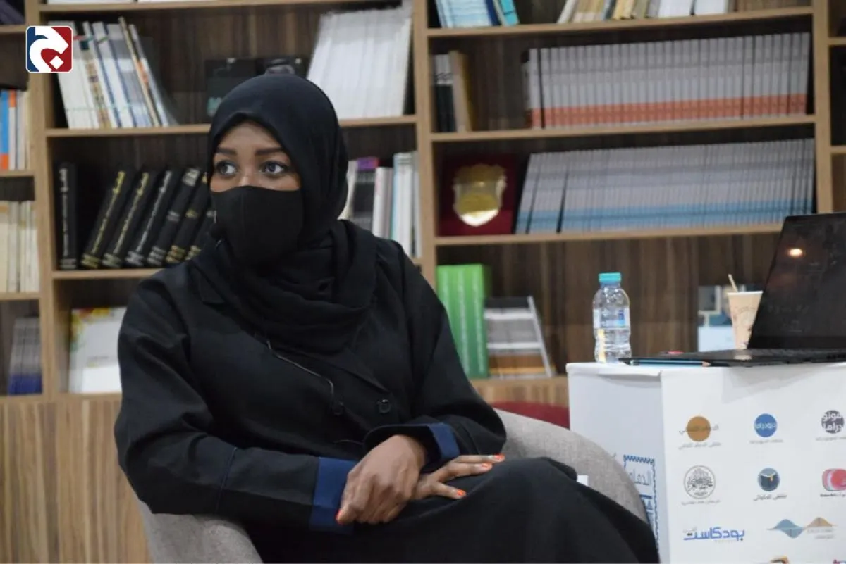 بالصور.. فنانة بصرية تتحدث عن أهمية ممارسة الفن في ورشة بالدمام