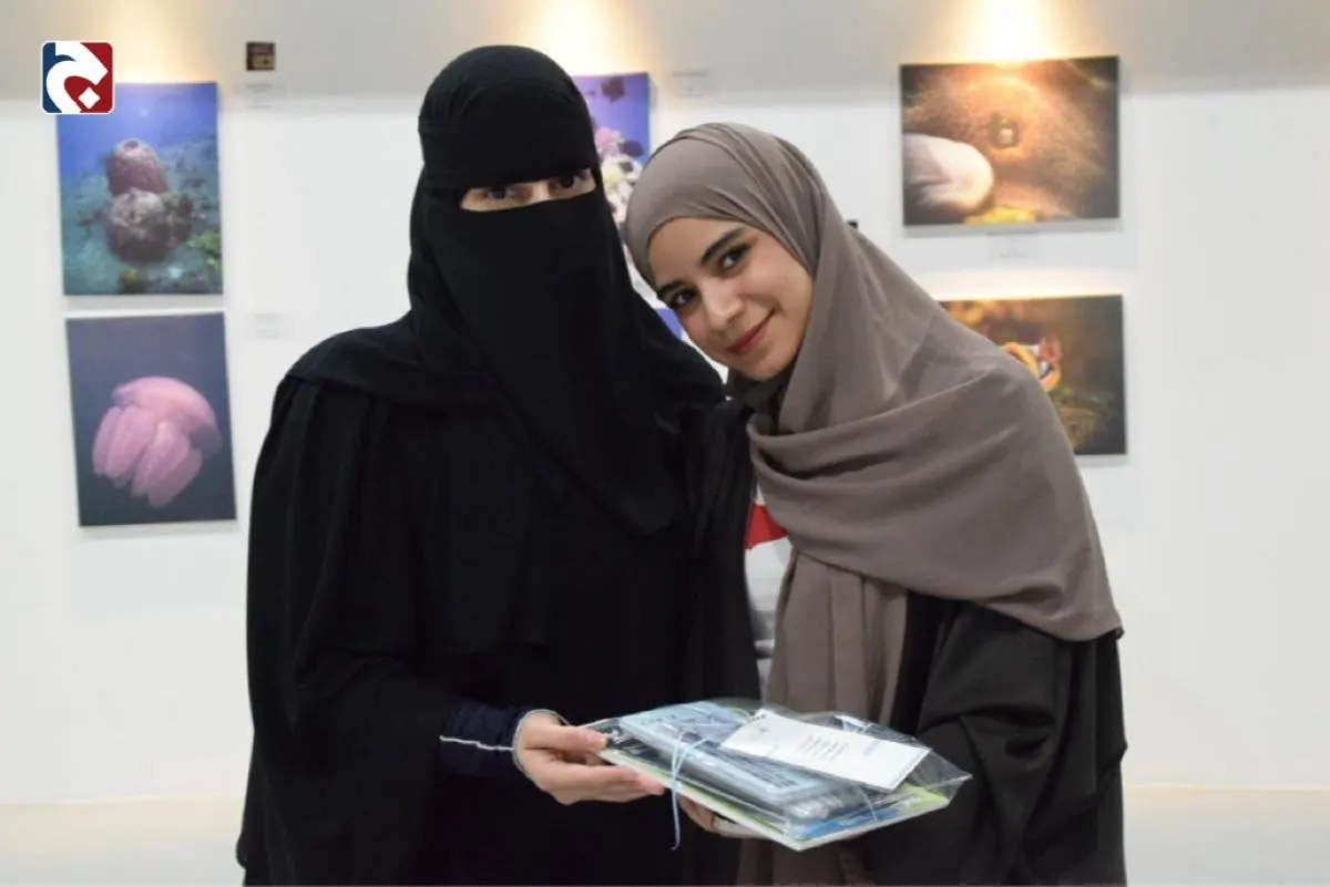 بالصور.. ”من الهواية إلى الاحتراف“ فنانة تدرب الموهوبات على رسم الوجوه