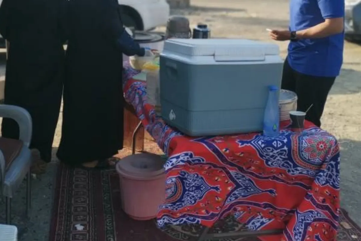 ”بائعات الشاي“ في الصيف: كفاح من أجل لقمة العيش أم استجداء للتعاطف؟