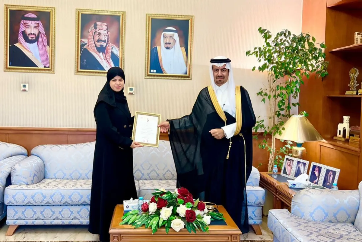 محافظ القطيف يلتقي الفائزة بجائزة رئيس مجلس الوزراء للصحافة في البحرين