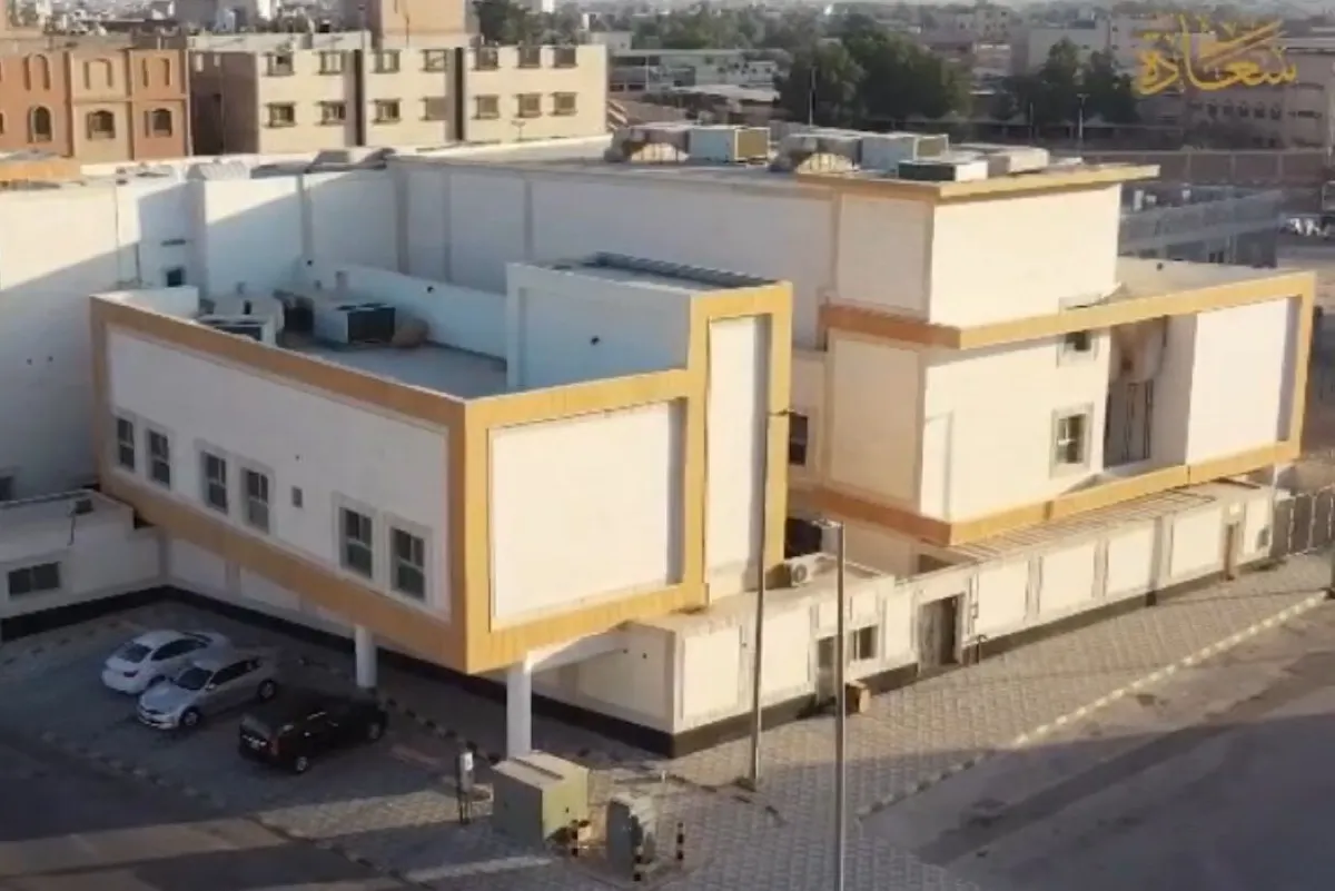 سيهات.. ”سعادة“ تُدخل الفرحة إلى قلوب 13 طفلاً من الفقراء والأيتام