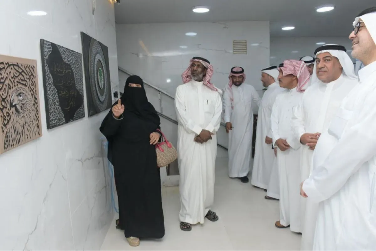 الأحساء.. 50 عملاً فنيًا يزينون معرض ”أنوار الخط العربي“