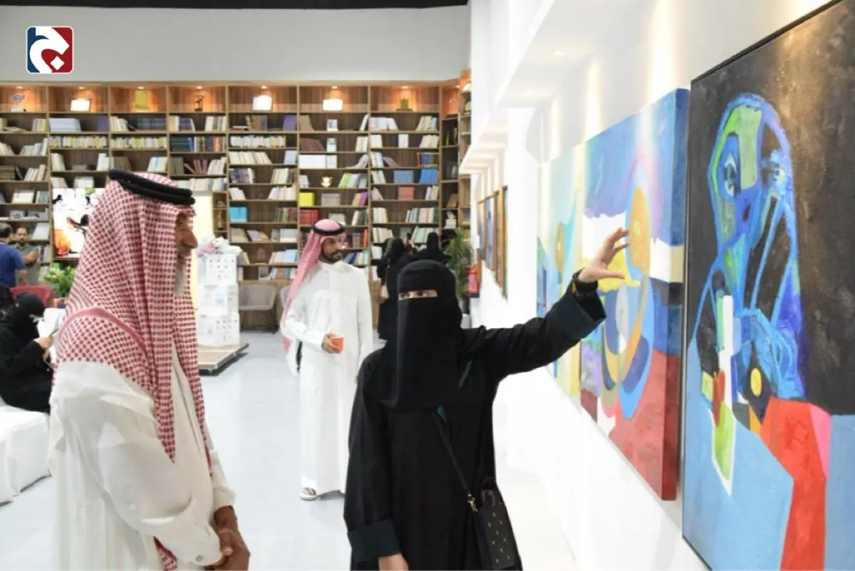 بالصور.. ”رحلة“ فنية تنطلق في الدمام.. الصقعبي الأب يفتتح معرض ابنته الأول
