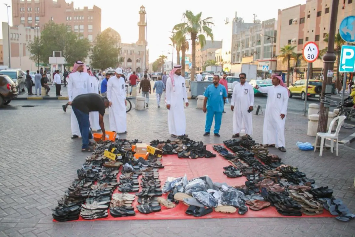 الدمام.. مصادرة خضراوات وفواكه وكماليات من «الجائلة»