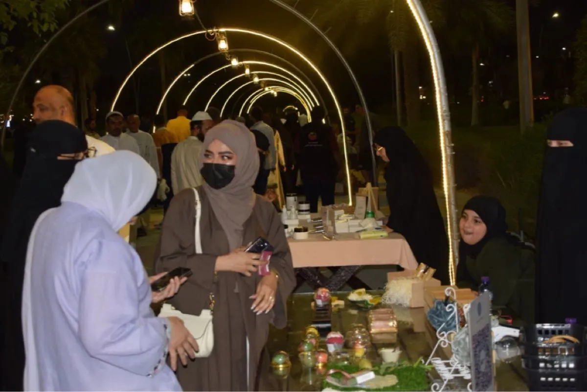 ”الميلاد“ تحول اللوز إلى صابون وشمع طبيعي في مهرجان سيهات