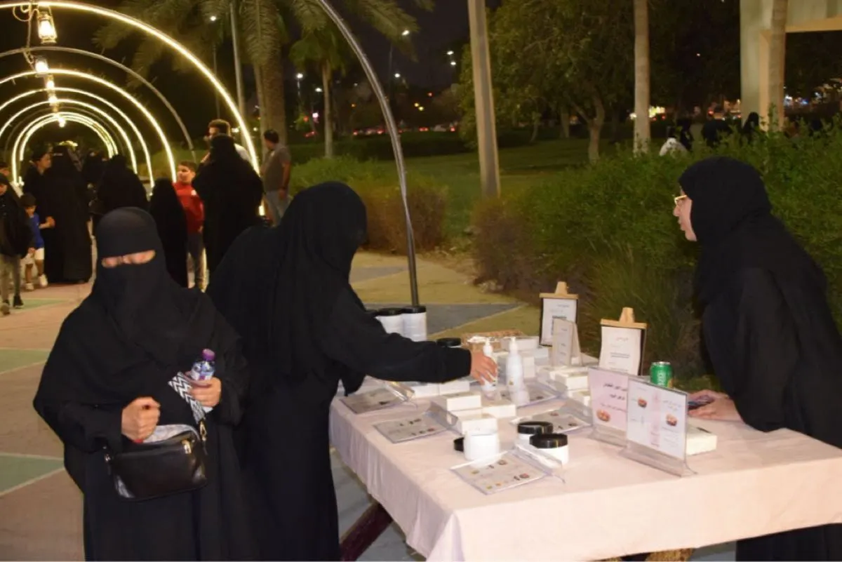 صابون الطماطم بالفحم.. أحدث صيحات العناية بالبشرة في فعاليات اللوز القطيفي