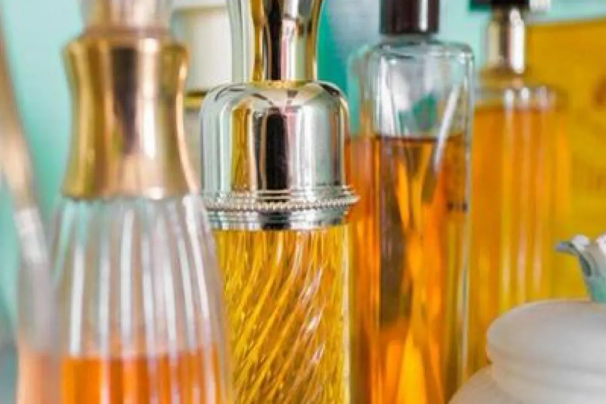 مختص يحذر: العطور المقلدة تسبب العمى