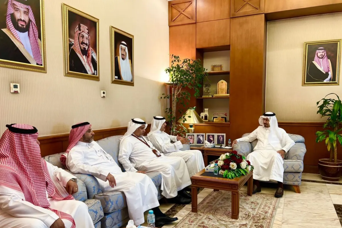 محافظ القطيف يطلع على شرح لسير العمل في المنشآت الصحية