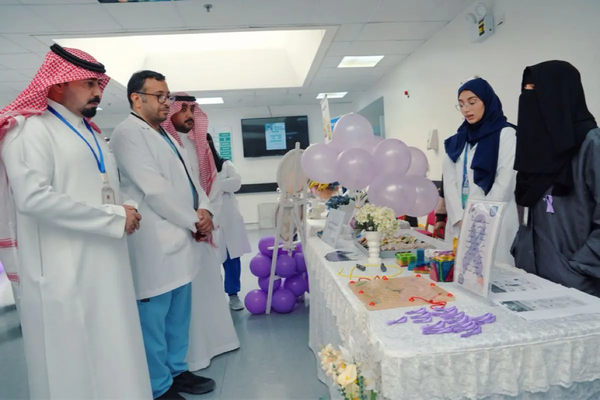 تعاون ثلاثي.. أركان توعوية في «عالمي الزهايمر» بـ «القطيف المركزي»