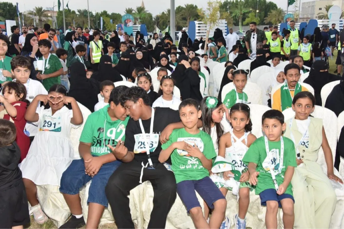 وحدة وتآزر مجتمعي.. إقبال واسع من الأهالي والزوار على احتفالات اليوم الوطني بالقطيف