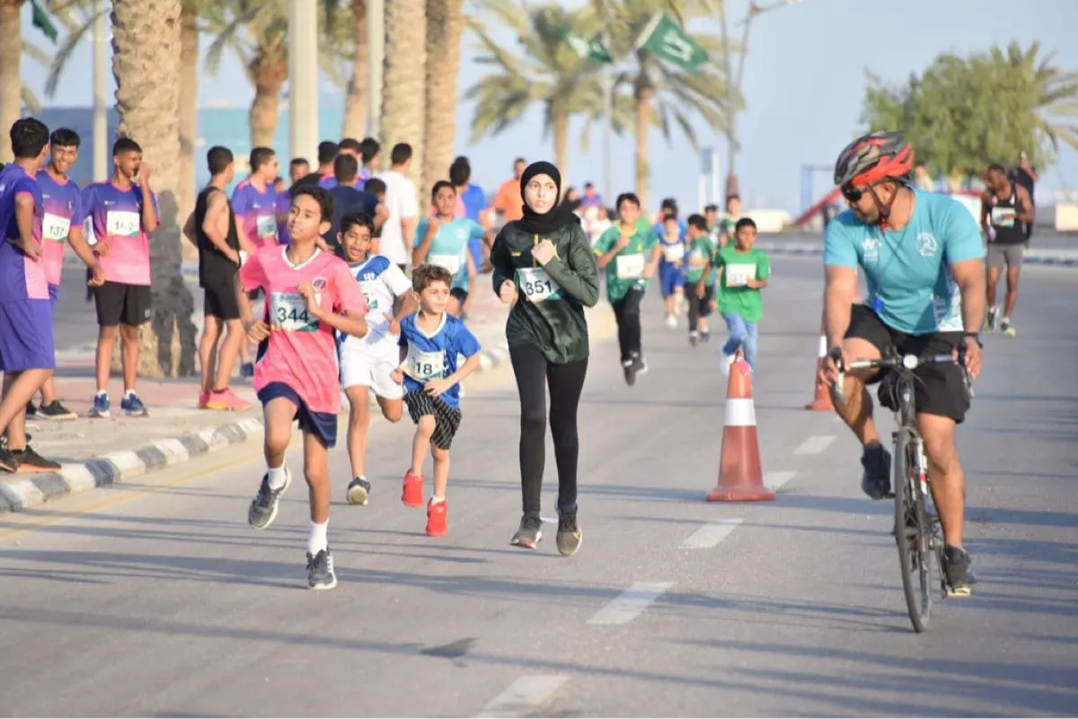 القطيف تفرح بـ «اليوم الوطني».. سباق جري وعروض بحرية في «دارين»