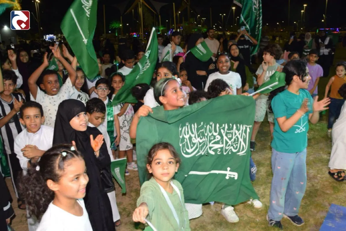 بالصور.. أهالي القطيف يحتفلون باليوم الوطني ال 94 بـ ”حكاية وطن“ في كورنيش دارين