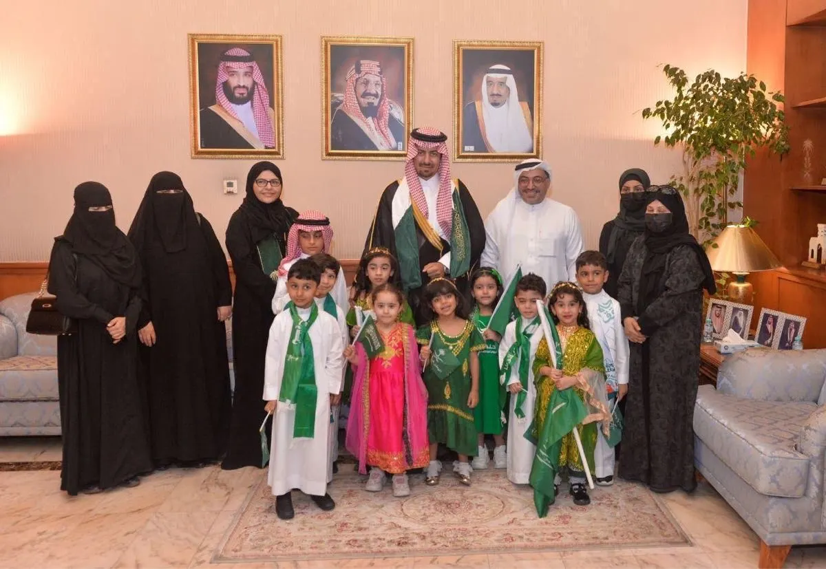 بأناشيد وطنية ولوحات فنية.. الخريف يشارك أطفال القطيف احتفالهم باليوم الوطني