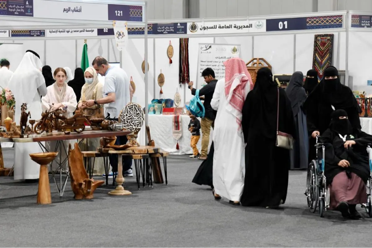 الرسم بالحرق والعُقدة المكرمية.. حرف تبهر زوار معرض «الأعمال اليدوية 2024»