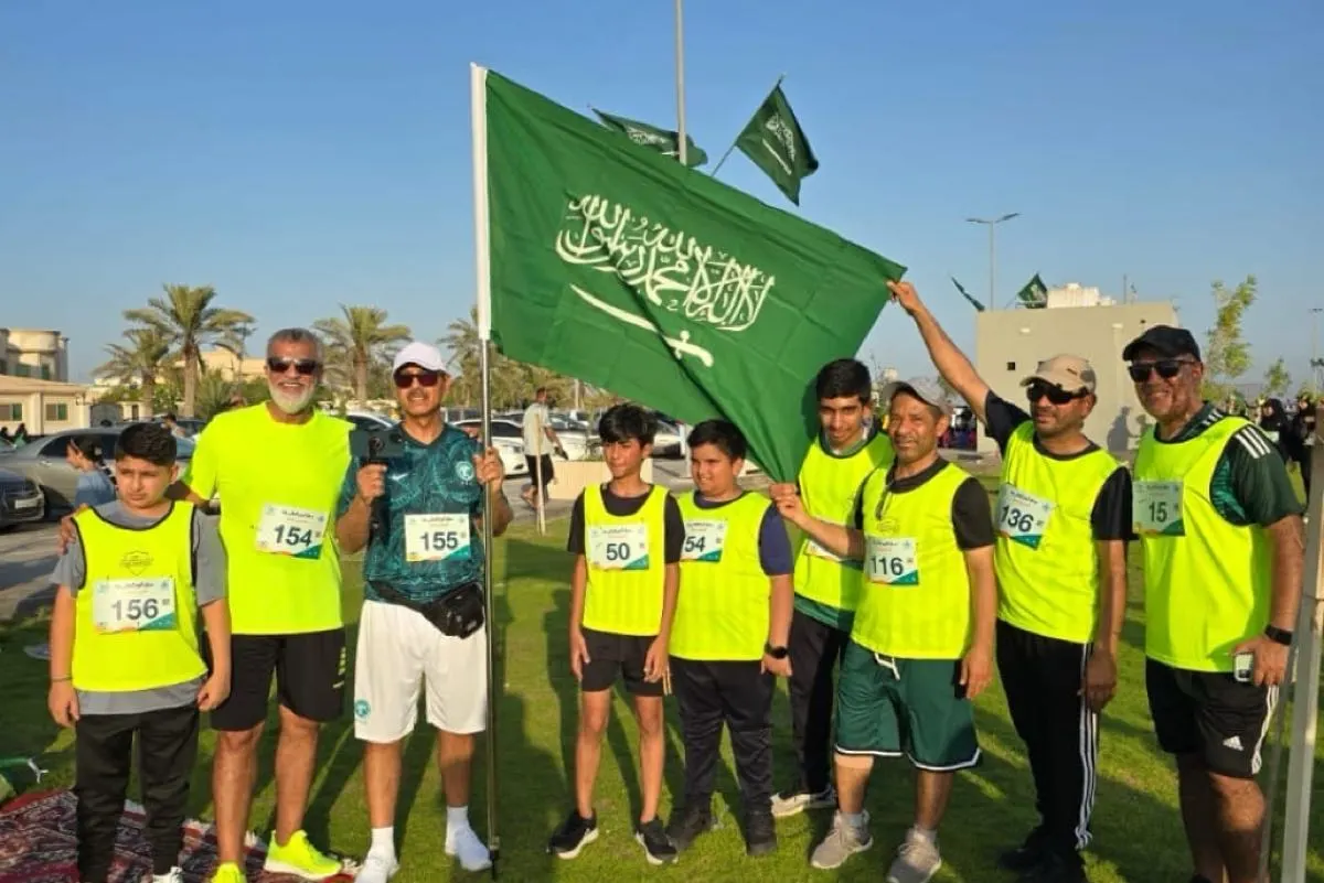 بالصور.. ”مشاة قطيف المحبة“ تحتفي باليوم الوطني وتكرم البطل عبدالله العنزان