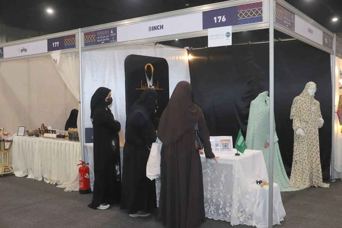 ”شغف وإبداع“.. سيدات القطيف يرسمن أحلامهن في ”الحرف والأعمال اليدوية“