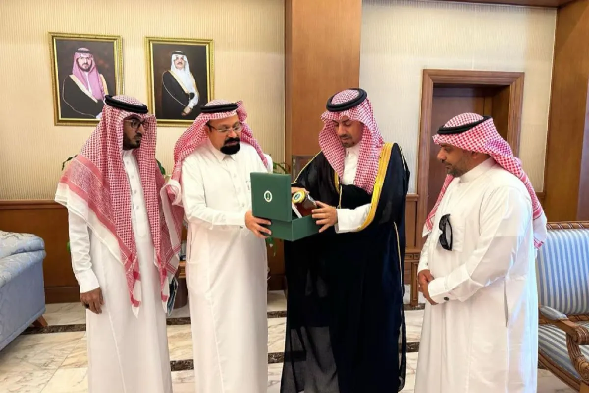 محافظ القطيف يطلع على مبادرة إنتاج عسل المانجروف
