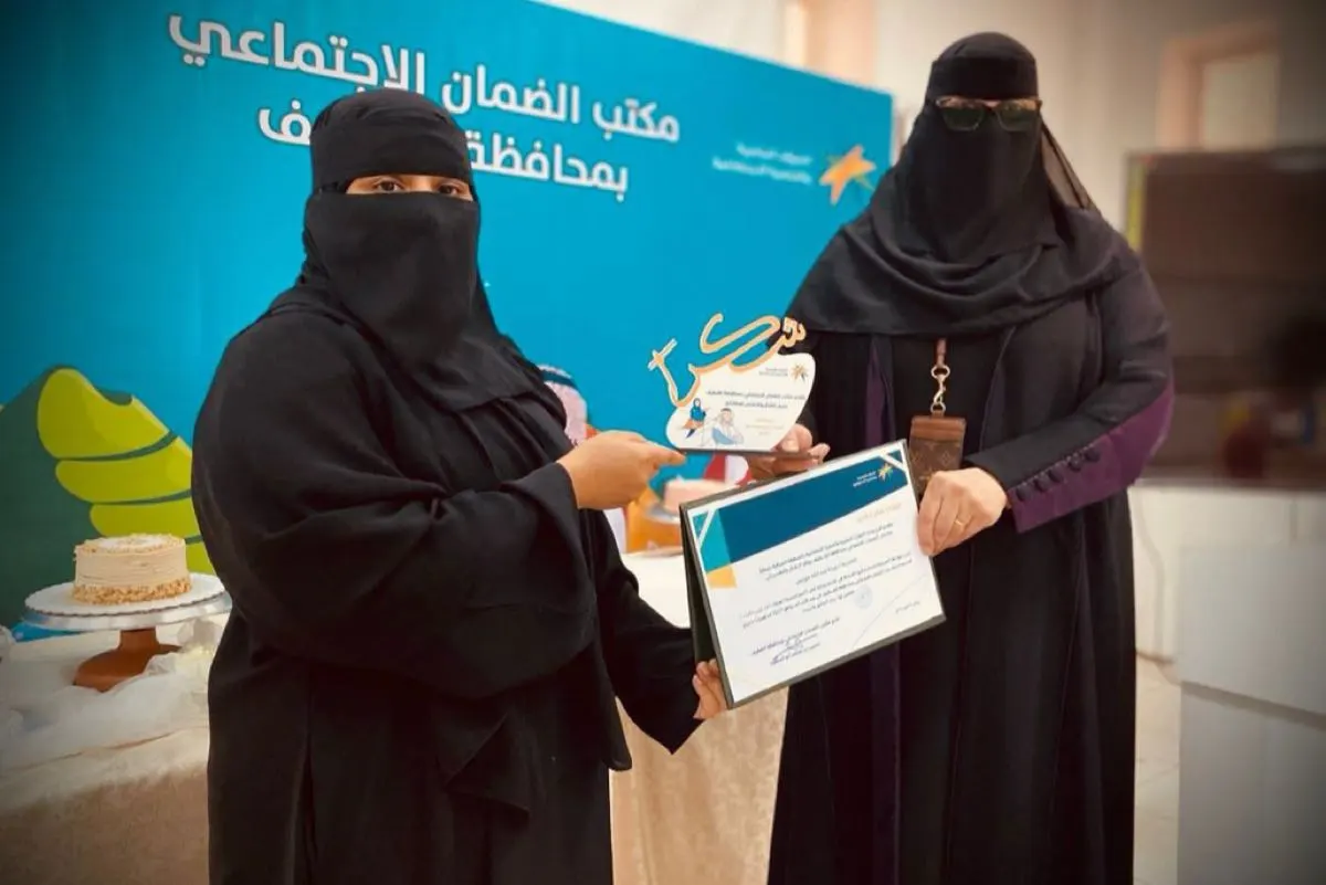 بالصور.. الكيك يتحول إلى لوحة فنية بأيدي مستفيدات الضمان في القطيف