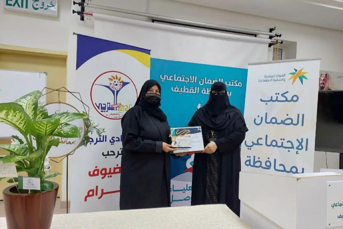 بالصور.. 30 مستفيدة يتعلمن ”فن نقش الحناء“ في ورشة بـ ”ضمان القطيف“