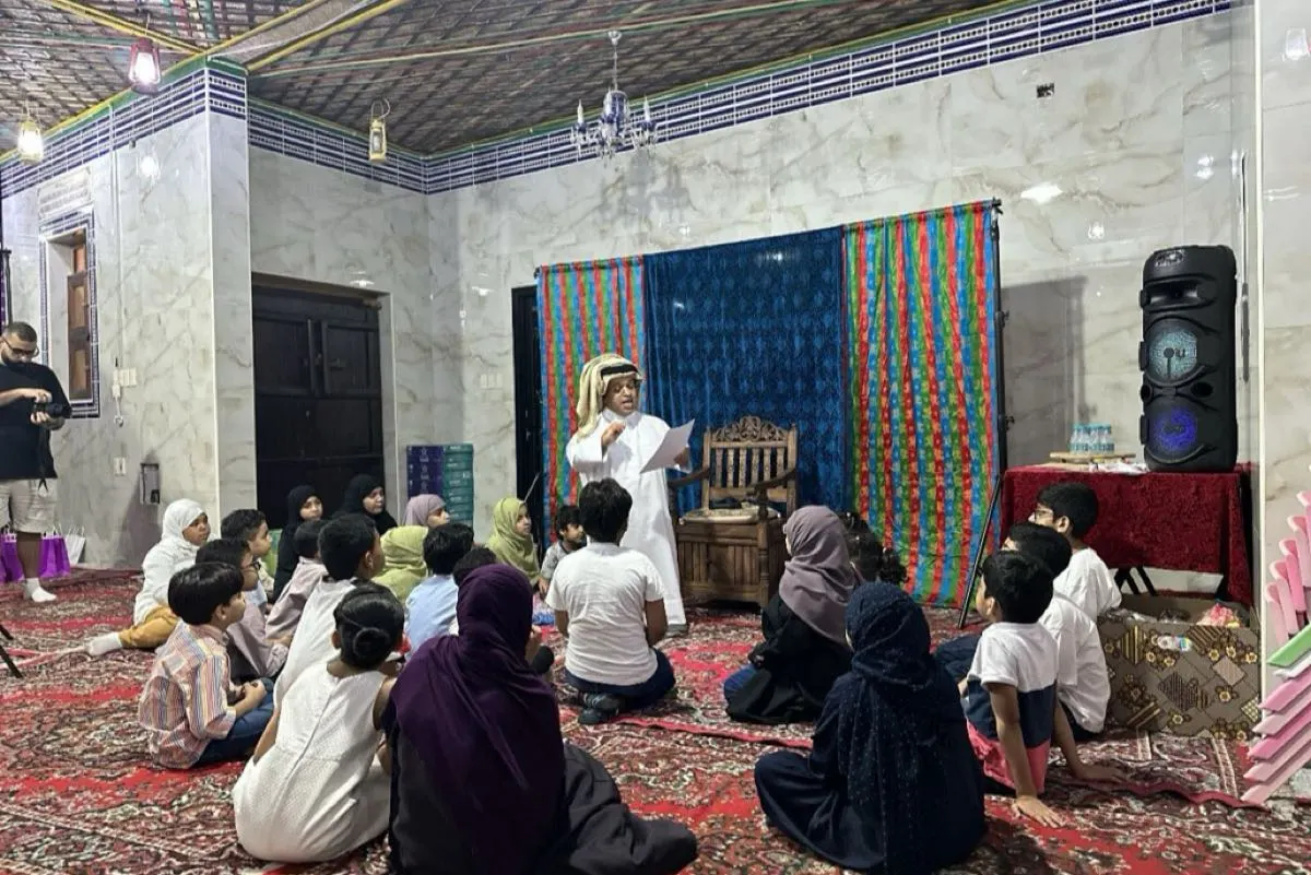 ”فنان بحريني“ يُعيد إحياء ”سنة الطبعة“ للأطفال في جزيرة تاروت