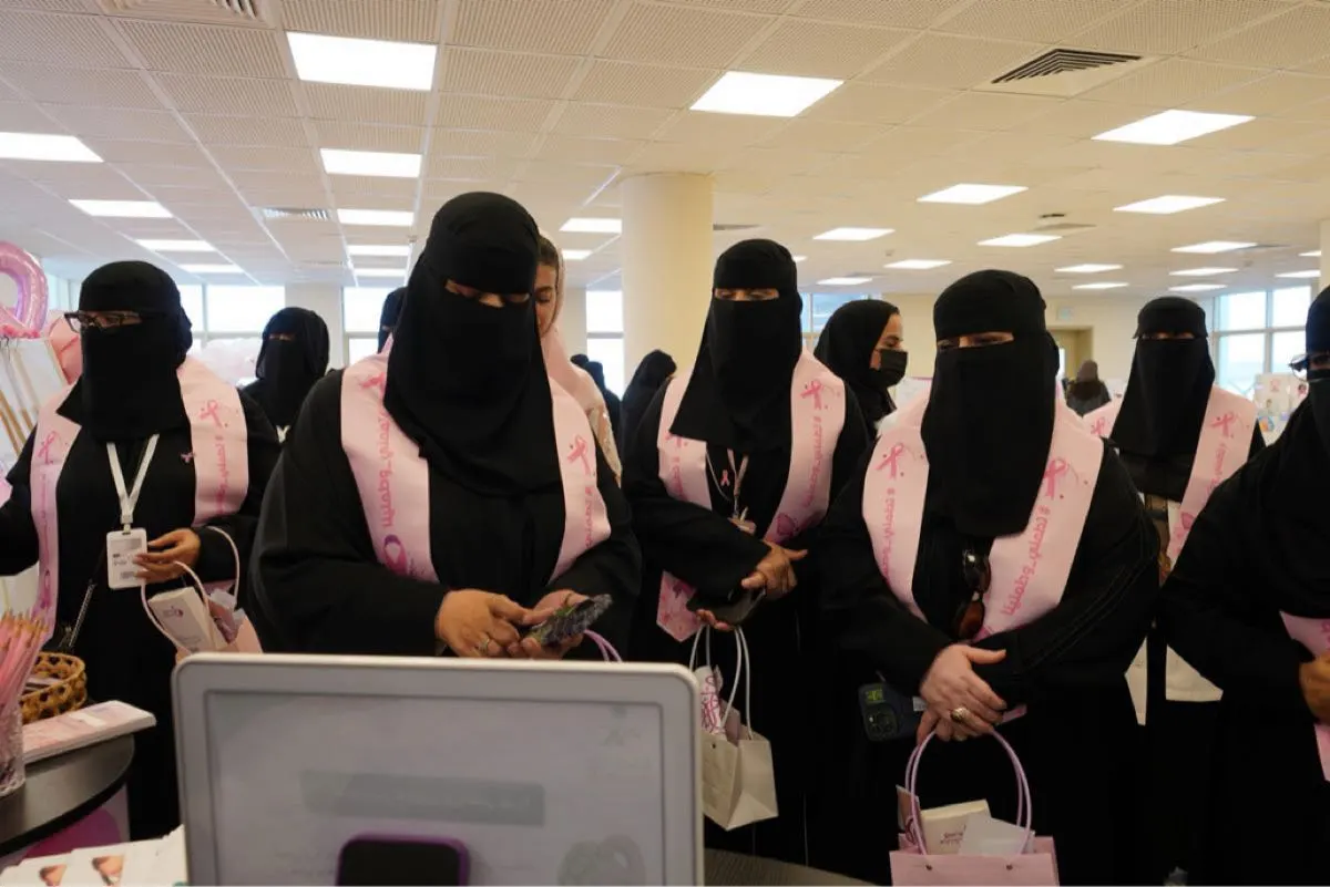 «راية مدارسنا وردية».. 11 ركنًا لتوعية طالبات الشرقية بـ «سرطان الثدي»