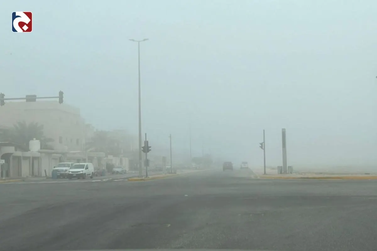 الضباب يخيّم على القطيف.. وتحذيرات من ”شبه انعدام“ للرؤية