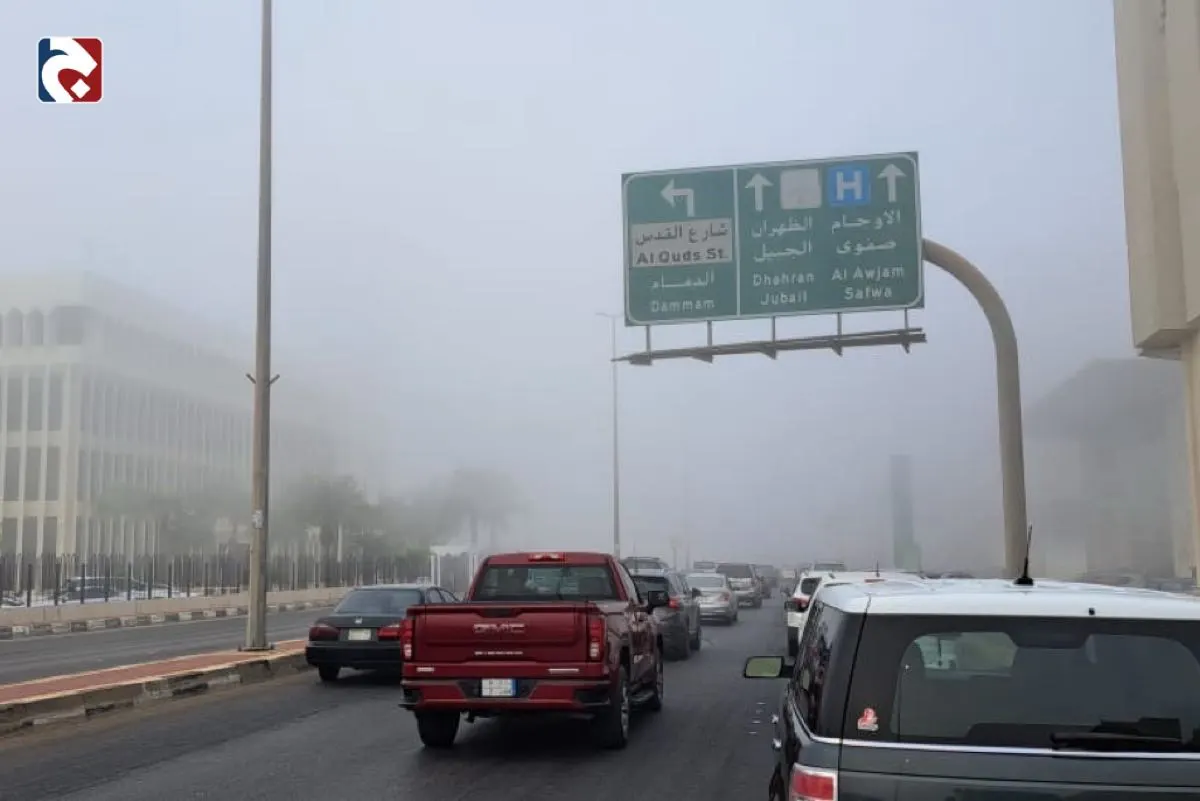 شاهد.. ضباب يُغطي الشرقية ويستمر حتى العاشرة صباحاً