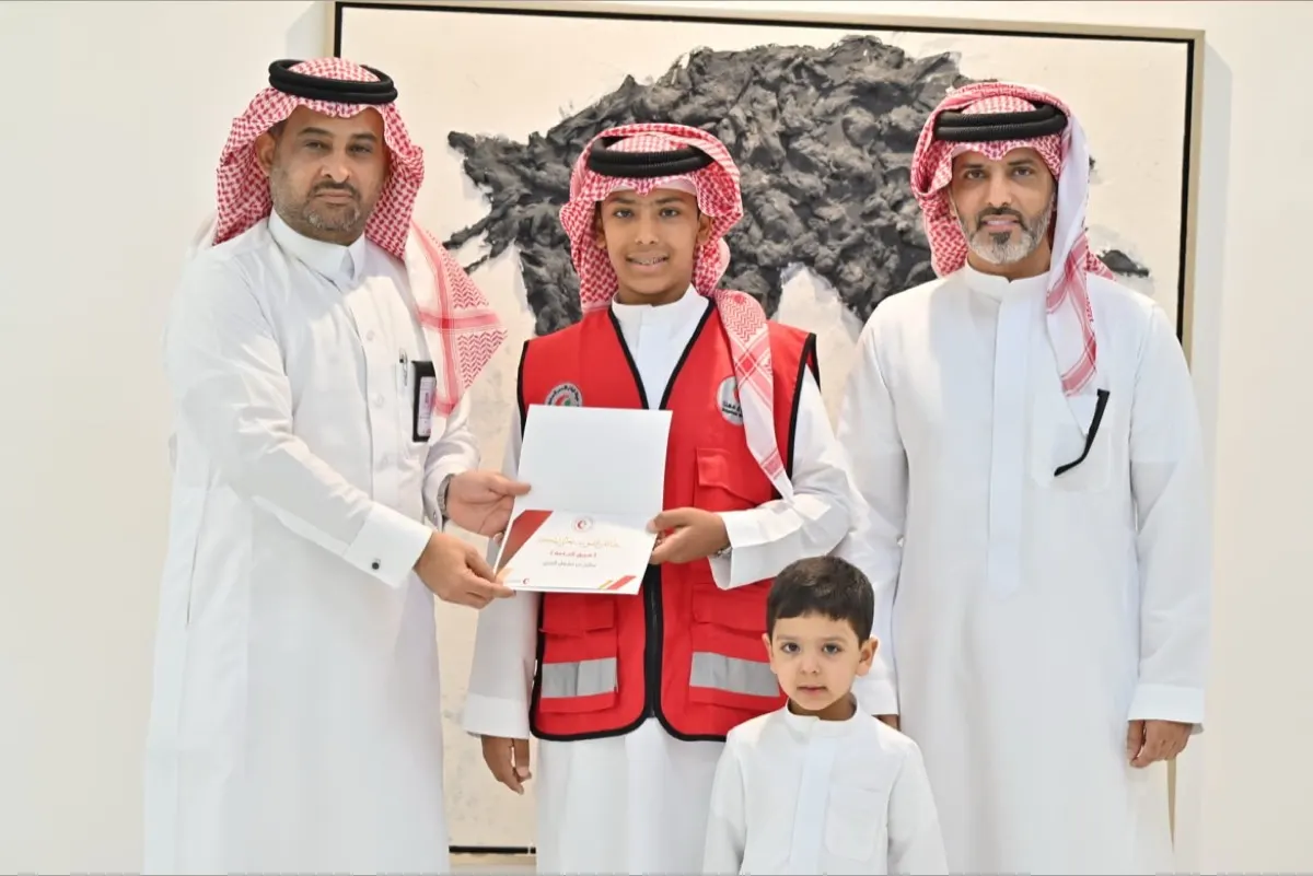 الهلال الأحمر يكرم الطفل ”سالم“ بعد إنقاذه أخاه من الاختناق