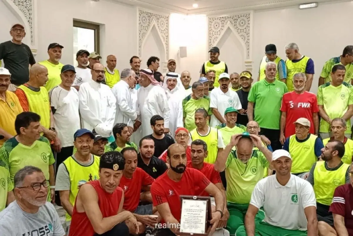 بالصور.. 120 مشاركًا من 7 فرق في فعالية رياضية على كرنيش سيهات