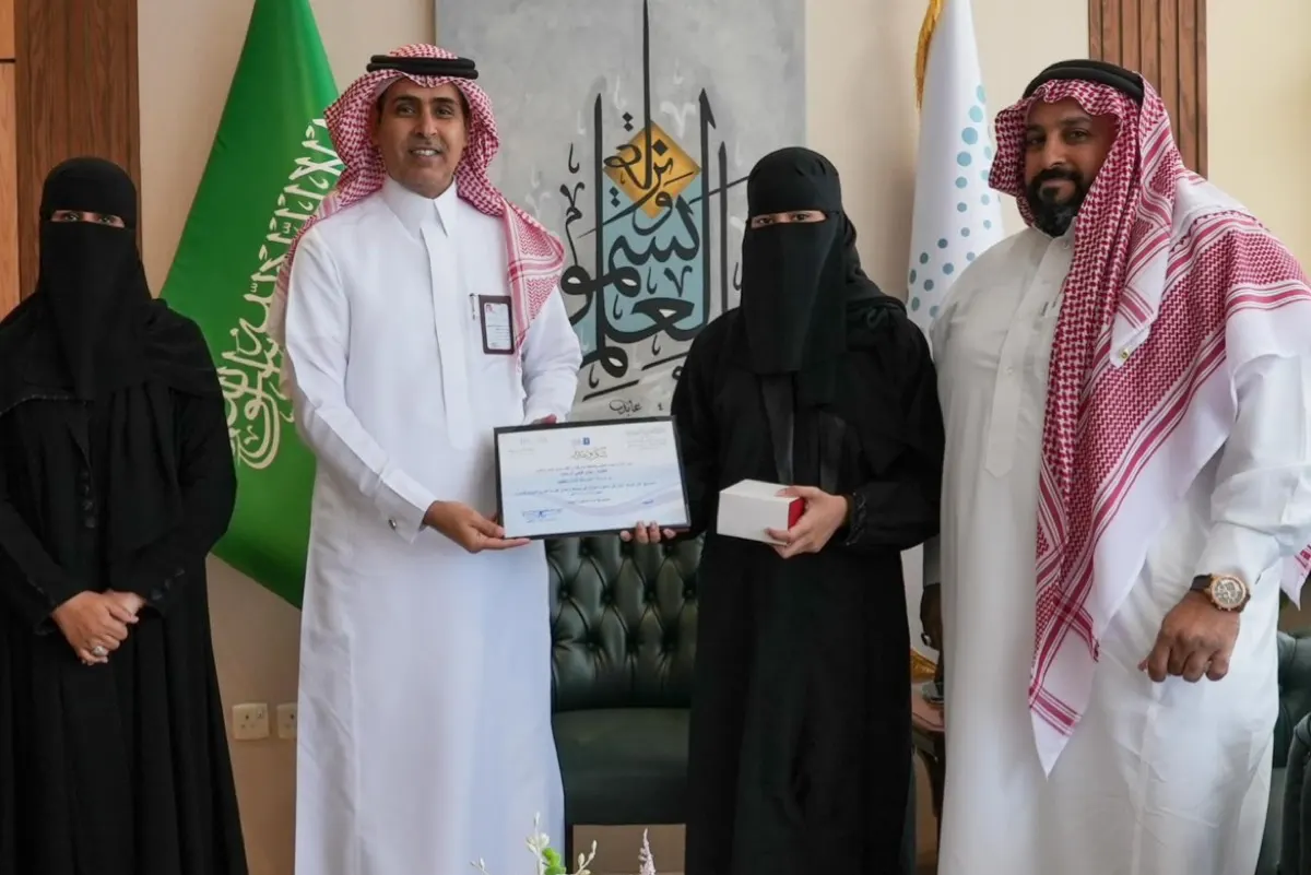 مدير تعليم الشرقية يكرم ”آل حمّاد“ الأولى في تحدي القراءة بالعربي