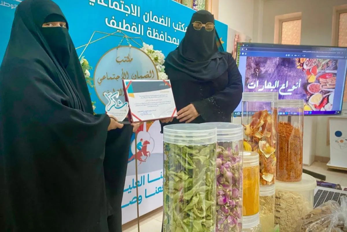القطيف.. 22 مستفيدة من الضمان يتعلمن أسرار ”فن صنع البهارات“