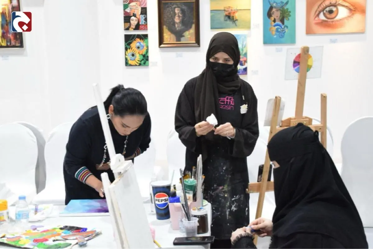 بالصور.. منظر الغروب وشُبة النار يلهمون الفنانين في ورشة ”رسم مباشر“