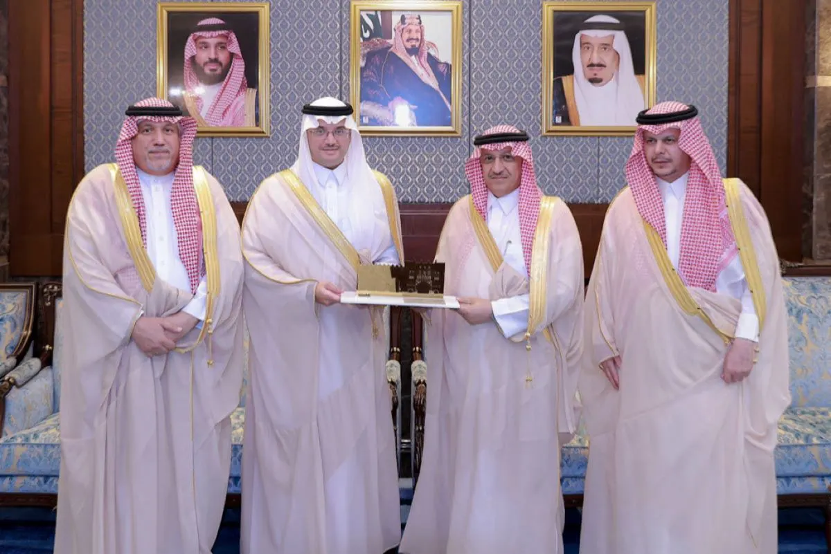محافظ الأحساء يبحث خطط ومشاريع التطوير مع وزير التعليم