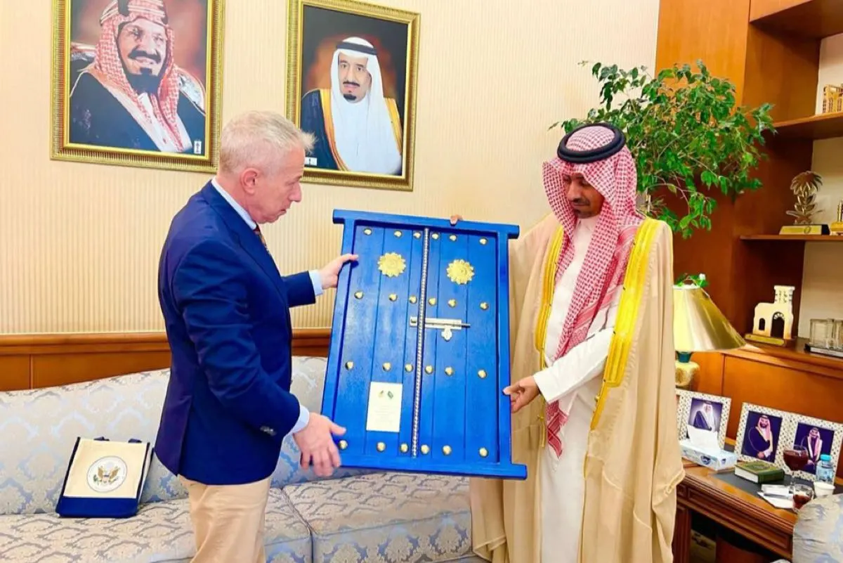 بالصور.. سفير أمريكا يتجول في معالم القطيف