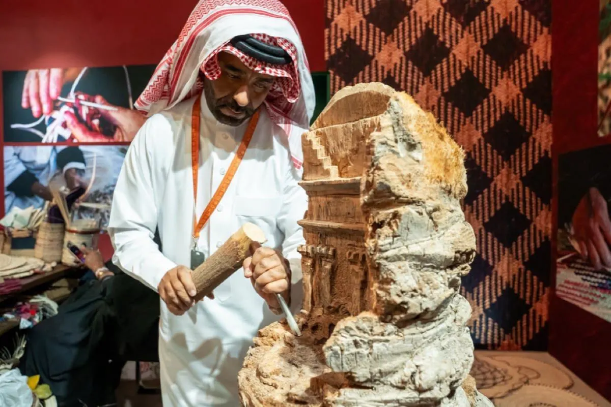 النخلة تتحول إلى تحفة فنية بأيدي فنان سعودي في ”عالم التمور“