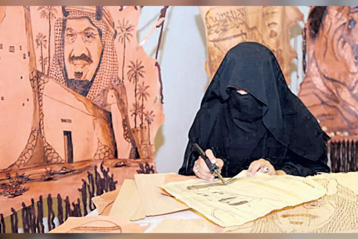 ”سلمى“.. معلمة متقاعدة تحترف النقش على الجلود والمعادن