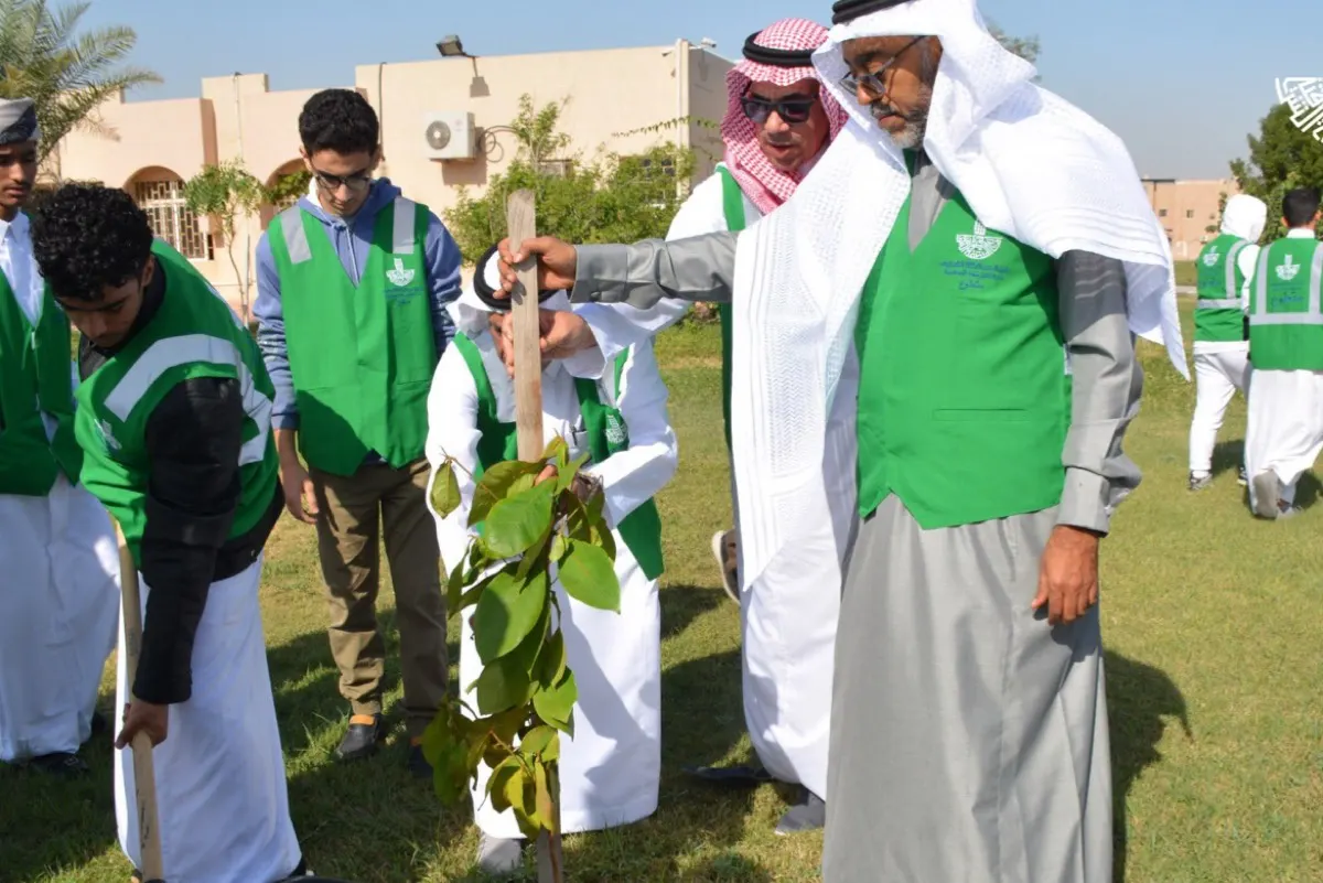 75 متطوعًا يزرعون 35 شجرة لوز في صفوى