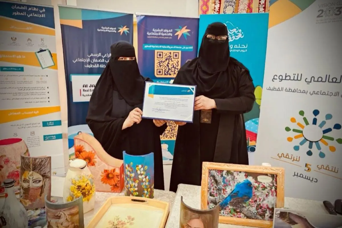 القطيف.. تجديد الأواني وإعداد بنايات الكرتون في «بادر معنا بالتدوير»
