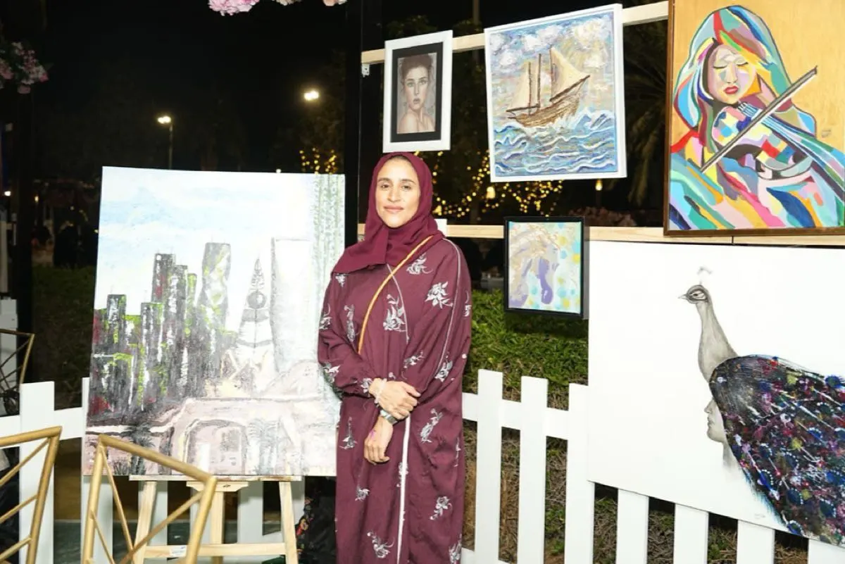 طبيبة أسنان.. وفنانة تشكيلية تسجل تاريخ الرياض بريشتها