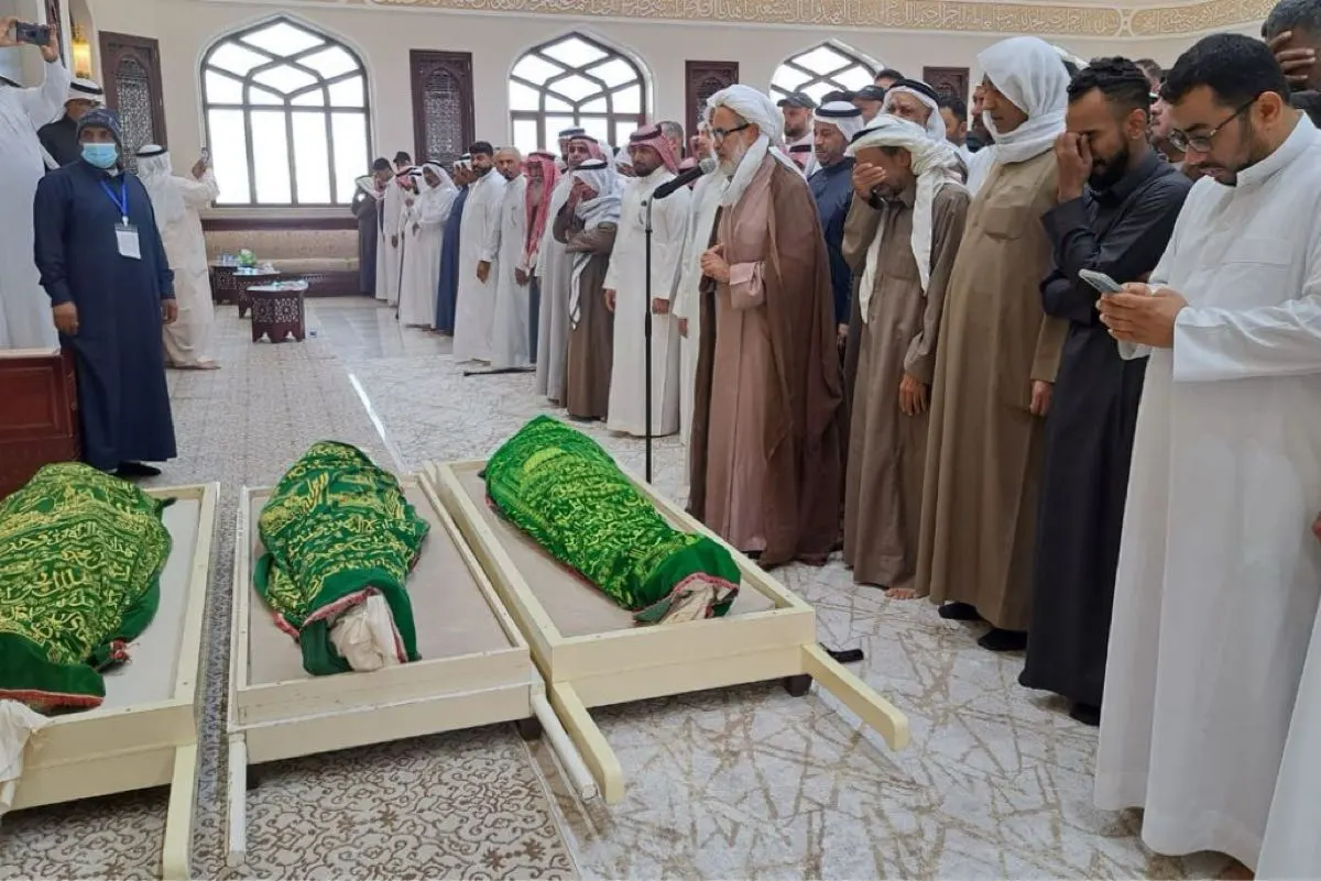 صور.. جثامين ضحايا حريق الأحساء تُوارى الثرى في مقبرة الخدود