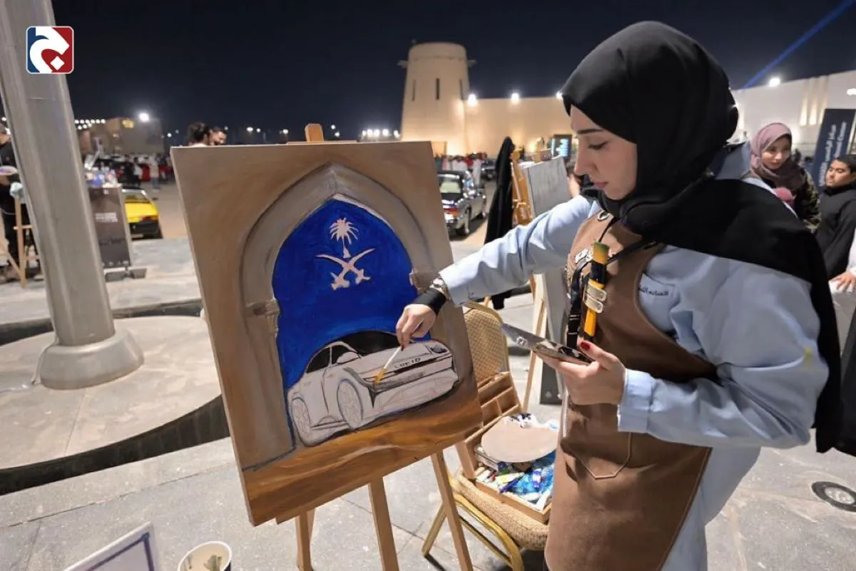 لوحات فنية تُبرز جمال السيارات في عرض الرامس بوسط العوامية
