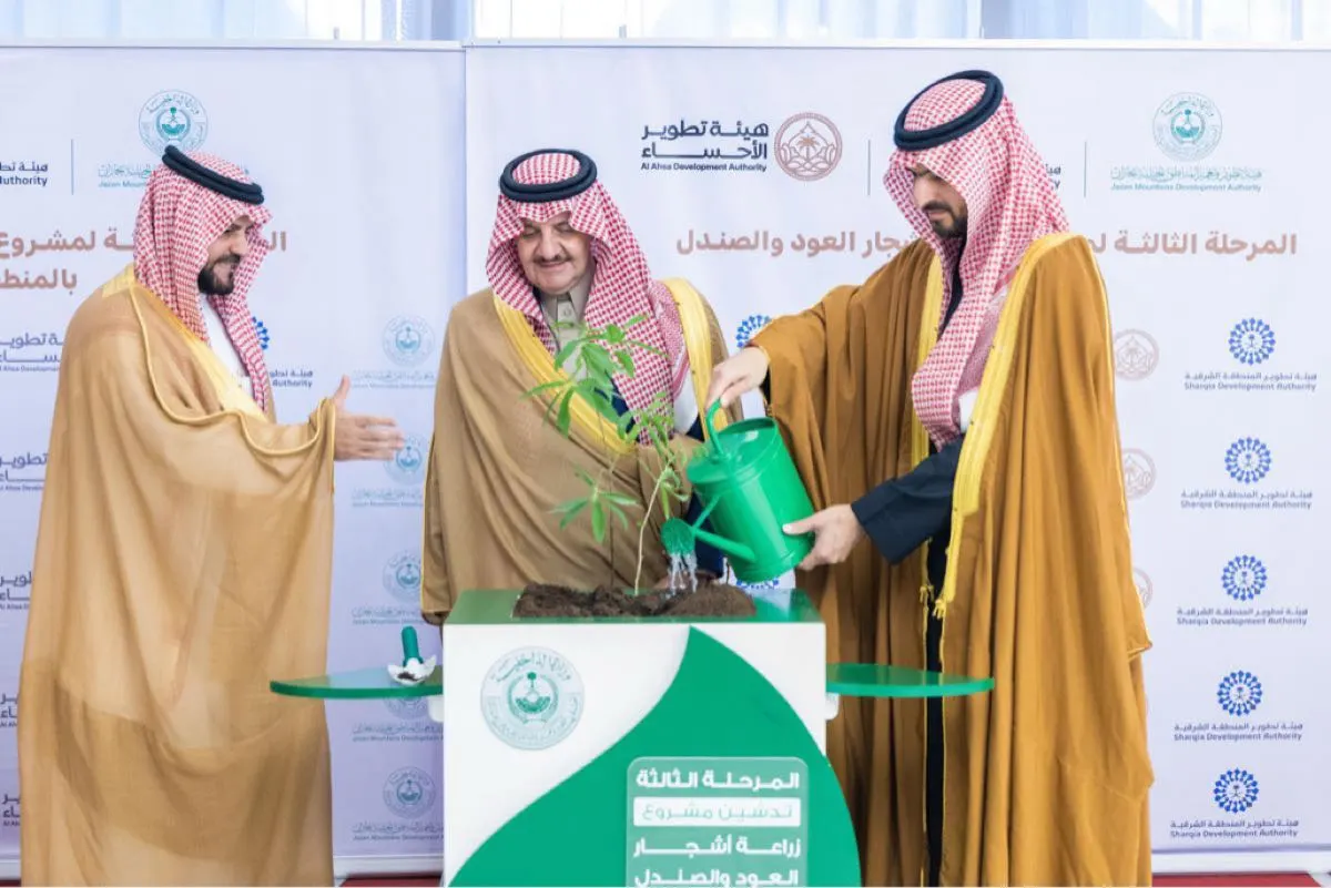 أمير الشرقية يغرس أول شتلة «صندل» بالمنطقة