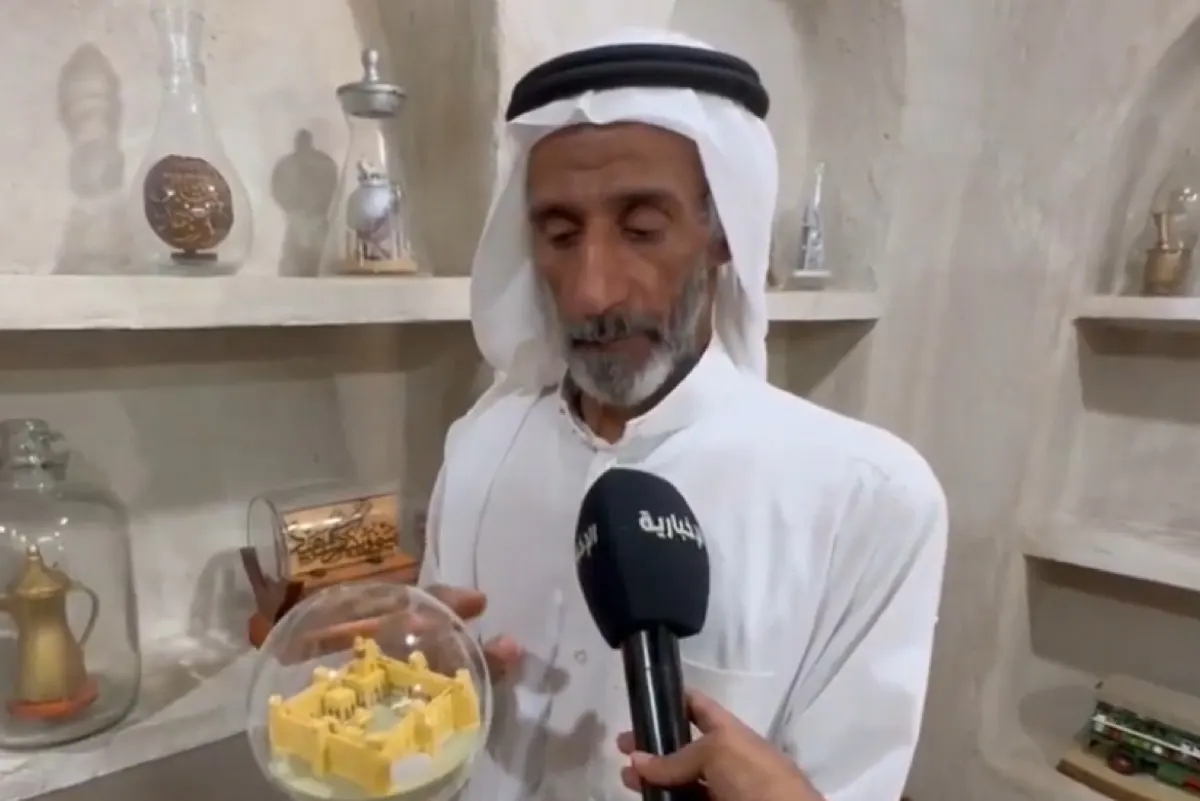 ”أبو وحيد“ يرسم تاريخ وتراث الأحساء داخل زجاجات